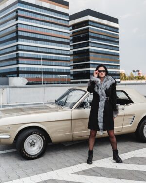 Kożuch damski czarny z szarym futrzanym kołnierzem, długi krój, pasek w talii, idealny na zimowe dni