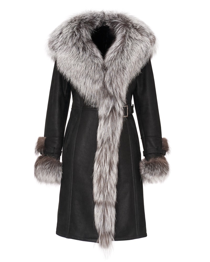 Elegancki kożuch damski w czarnym kolorze z szerokim futrzanym kołnierzem i paskiem w talii