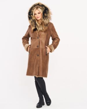 Kożuch damski w brązowym kolorze z futrzanym kapturem i guzikami, idealny na zimowe dni