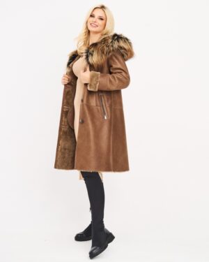 Kożuch damski w brązowym kolorze z futrzanym kołnierzem i guzikami, idealny na zimowe dni