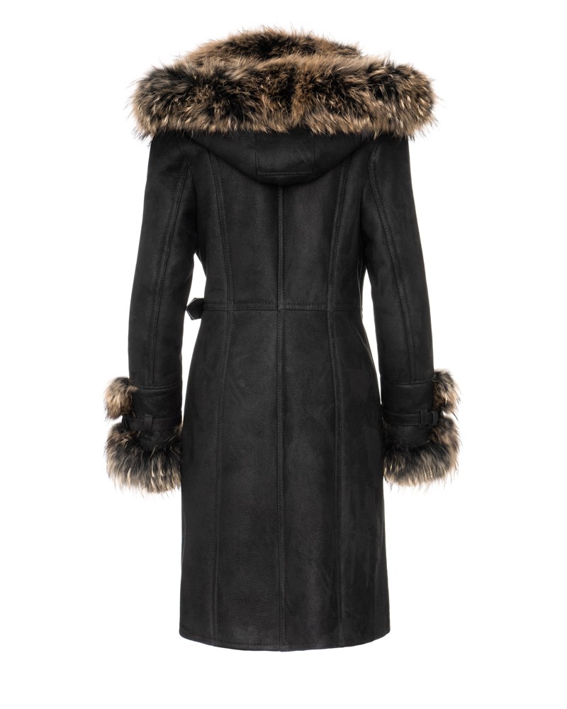 Czarny kożuch damski z kapturem i futrzanym wykończeniem przy rękawach oraz kołnierzu