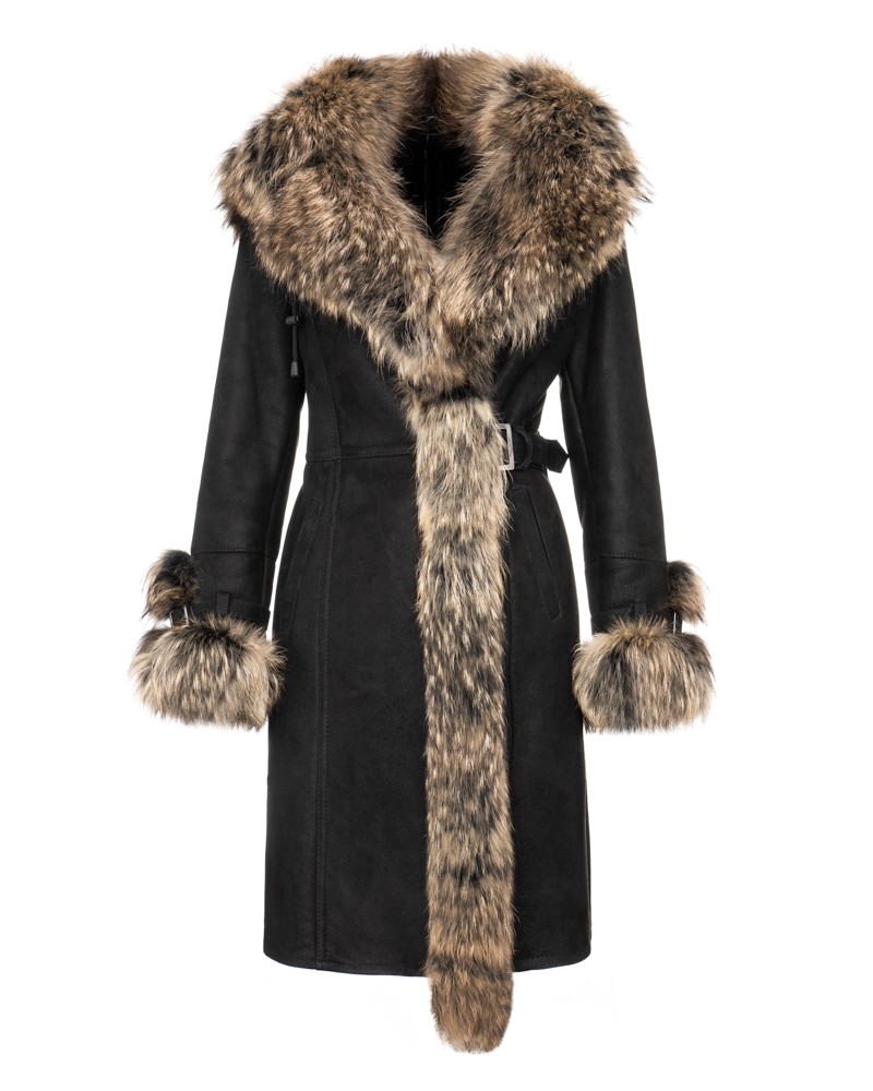 Czarny kożuch damski z futrzanym kołnierzem i rękawami, z paskiem w talii i eleganckim wykończeniem