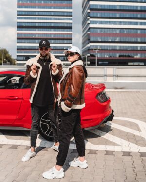 Męski kożuch w brązowym kolorze z futrzanym kołnierzem i stylowymi detalami, idealny na zimowe dni