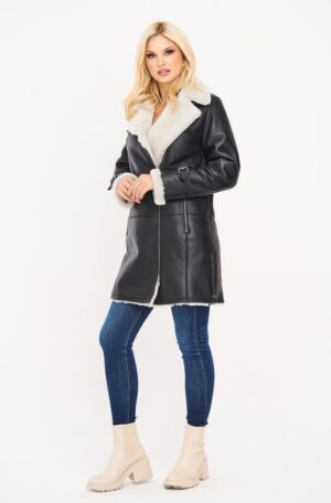 Kożuch damski z białym futrem przy kołnierzu, z zamkiem i kieszeniami, idealny na zimowe dni