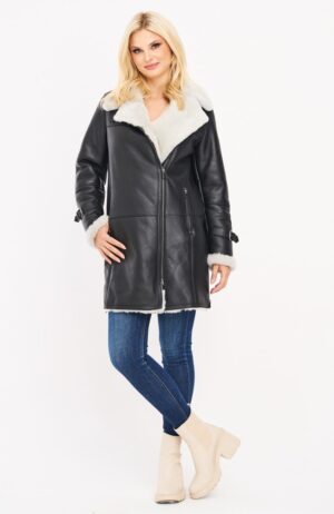 Kożuch damski w kolorze czarnym z jasnym futrzanym kołnierzem i zapięciem na zamek, idealny na zimowe dni