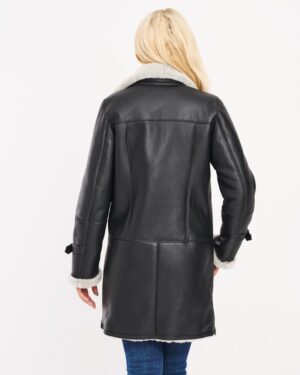 Kożuch damski z kołnierzem z futra, długim krojem i ozdobnymi mankietami