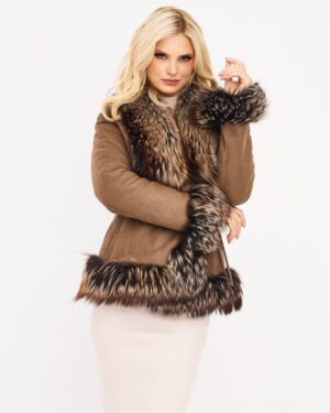 Kożuch damski w odcieniu brązu z futrzanym kołnierzem i wykończeniem, elegancki krój na zimowe dni
