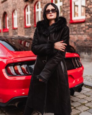 Kożuch damski czarny z futrzanym kołnierzem, długim krojem i zapięciem na guziki