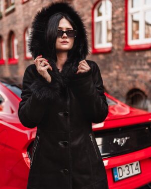 Czarny kożuch damski z kapturem, futrzanym wykończeniem i guzikami, idealny na zimowe dni