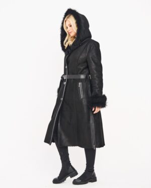 Czarny kożuch damski z kapturem, futrzanymi detalami i paskiem w talii, idealny na zimowe dni