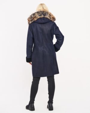 Kożuch damski w granatowym kolorze z futrzanym kapturem i eleganckimi rękawami z mankietami
