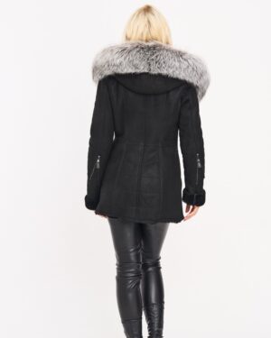 Czarny kożuch damski z futrzanym kapturem, dopasowany krój, eleganckie zapięcia na zamek