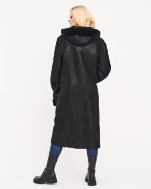 Czarny kożuch damski z kapturem, długim krojem i miękkim futrzanym kołnierzem