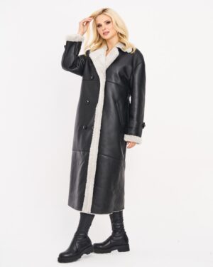 Czarny kożuch damski z miękkim futrzanym kołnierzem i dwoma guzikami z przodu, idealny na zimowe dni