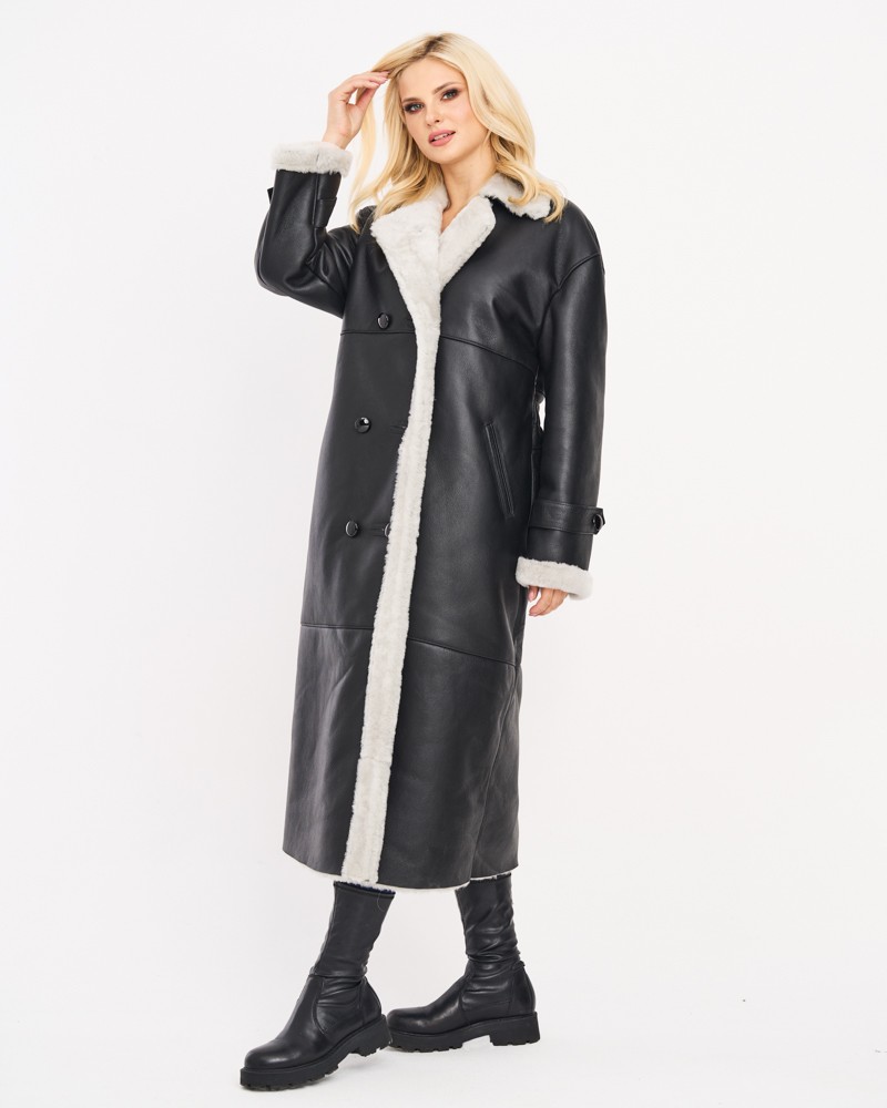 Czarny kożuch damski z miękkim futrzanym kołnierzem i dwoma guzikami z przodu, idealny na zimowe dni