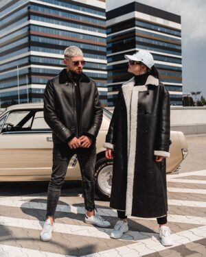 kożuchy z kołnierzem z futra w kolorze czarnym, idealna na zimowe dni