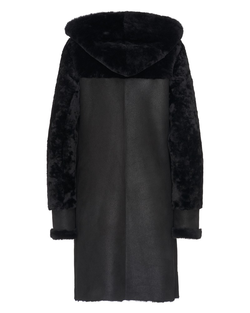 Czarny kożuch damski z kapturem, wykonany z miękkiego futra i gładkiej skóry, idealny na zimowe dni