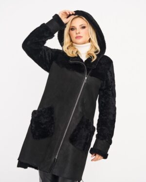 Czarny kożuch damski z kapturem, z dodatkowymi kieszeniami oraz futrzanymi akcentami na rękawach