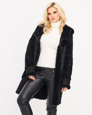 Czarny kożuch damski z kapturem, długim krojem i miękkim wykończeniem, idealny na zimowe dni