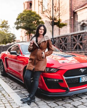 Kożuch damski w kolorze brązowym z futrzanym kołnierzem, zapinany na zamek, idealny na zimowe dni