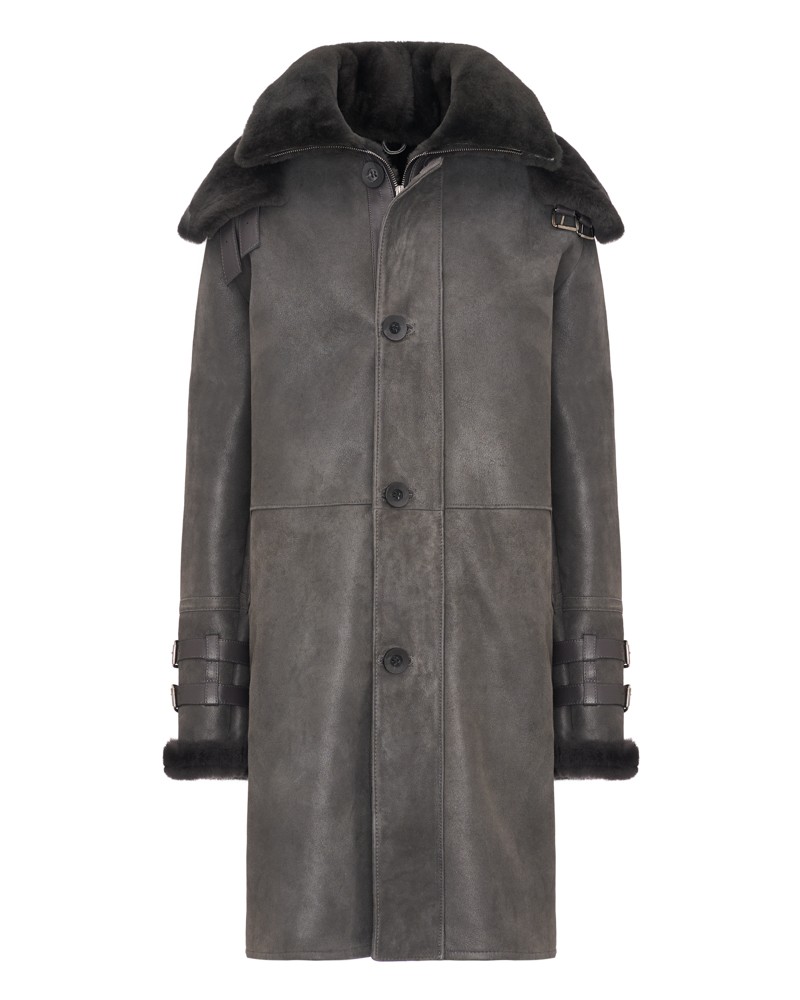 Szary kożuch męski z dużym kołnierzem, guzikiem z przodu i skórzanymi detalami na rękawach