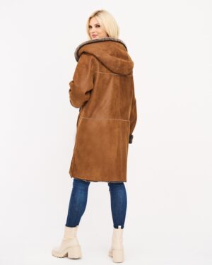 Kożuch damski w brązowym kolorze z kapturem i futrzanym wykończeniem, luźny krój i wygodne zapięcie
