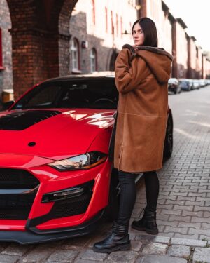 kożuch damski w kolorze brązowym z kapturem, z futrzanym wykończeniem i prostym krojem