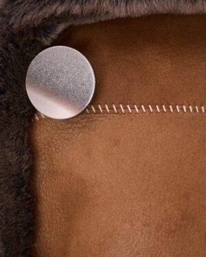 Kożuch damski w odcieniu brązu z metalowym guzikiem i miękkim futrzanym kołnierzem