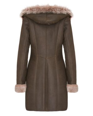 Damski kożuch w kolorze brązowym z kapturem i futrzanym wykończeniem przy rękawach