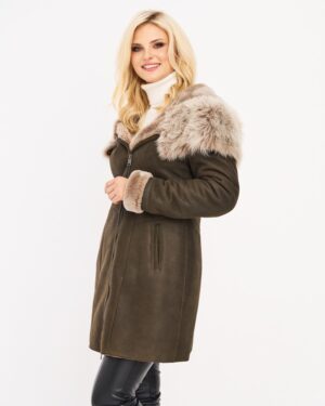 Kożuch damski w kolorze oliwkowym z futrzanym kołnierzem i eleganckim zamkiem z przodu