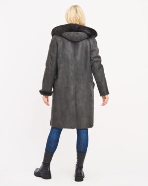 Kożuch damski w kolorze szarym z kapturem i futrzanym kołnierzem, idealny na zimowe dni