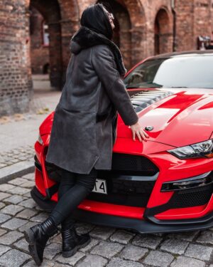 kożuch damski w kolorze szarym z kapturem i futrzanym kołnierzem, idealny na zimowe dni