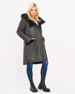 Czarny kożuch damski z kapturem, zapinany na zamek, z miękkim futrem w środku i eleganckim kołnierzem