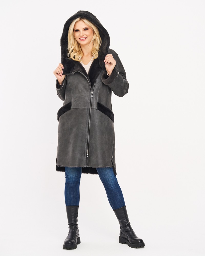 Kożuch damski w kolorze szarym z kapturem i futrzanym wykończeniem, zapinany na zamek, z kieszeniami bocznymi
