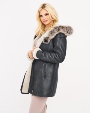 Kożuch damski w kolorze ciemnoszarym z futrzanym kapturem i miękkim wykończeniem przy mankietach