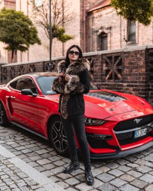 Kożuch damski z futrzanym kołnierzem, czarny, z paskiem, stylowy i elegancki, doskonały na zimowe dni