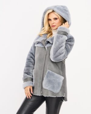 Kożuch damski w szarym kolorze z kapturem, ozdobnymi guzikami i kieszeniami na przodzie