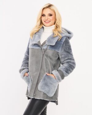 Kożuch damski w szarym kolorze z kapturem, zapinany na zamek, z funkcjonalnymi kieszeniami i miękkim wykończeniem