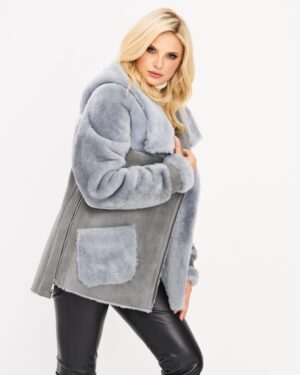 Kożuch damski w szarym kolorze z szerokim kołnierzem i kieszenią, wykonany z miękkiego materiału