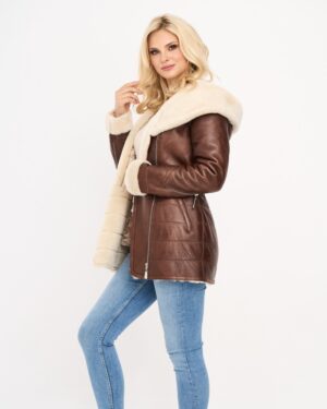 Kożuch damski w brązowym kolorze z szerokim kołnierzem i ocieplanym wnętrzem