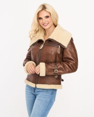 Kożuch damski w brązowym kolorze z futrzanym kołnierzem i mankietami, zapinana na zamek