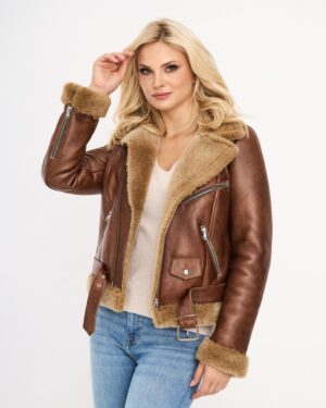 Kożuch damski w odcieniu brązu z futrzanym kołnierzem i mankietami, zapinana na zamek, z kieszeniami