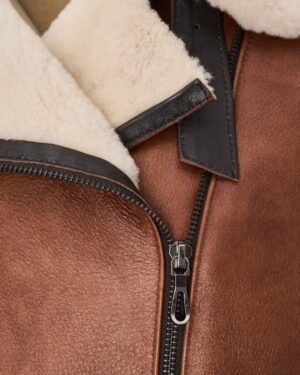 Kożuch męski w kolorze brązowym z miękkim futrem wewnętrznym i czarnymi detalami, z zamkiem błyskawicznym