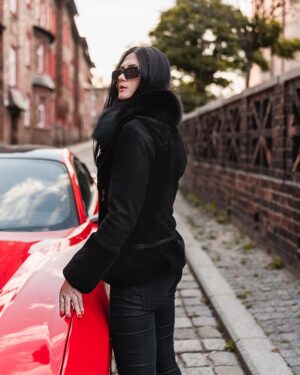 Kożuch damski z futrzanym kołnierzem, czarna, dopasowany krój, idealna na zimowe dni