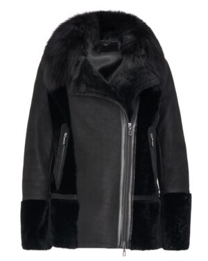 Czarny kożuch damski z futrzanym kołnierzem, zapinany na zamek, z kieszeniami po bokach