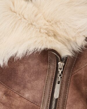 brązowy kożuch damski z futrzanym kołnierzem i zamkiem błyskawicznym na przodzie