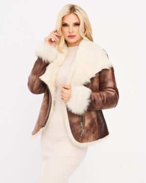 Kożuch damski w kolorze brązowym z białym futrzanym kołnierzem i mankietami, zapinany na zamek błyskawiczny
