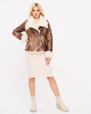 Kożuch damski w odcieniu brązowym z białym futrem przy kołnierzu i mankietach, zapinany na zamek