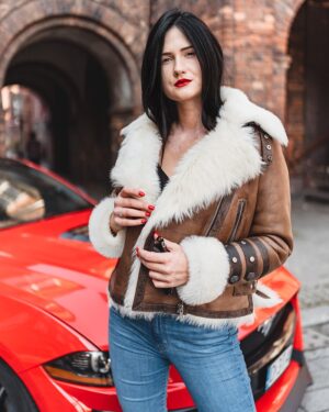 Kożuch damski w brązowym kolorze z białym futrem, z metalowymi detalami i zamkiem błyskawicznym