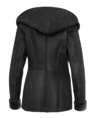 Czarny kożuch damski z kapturem i futrzanymi mankietami, dopasowany krój z wyraźnymi przeszyciami